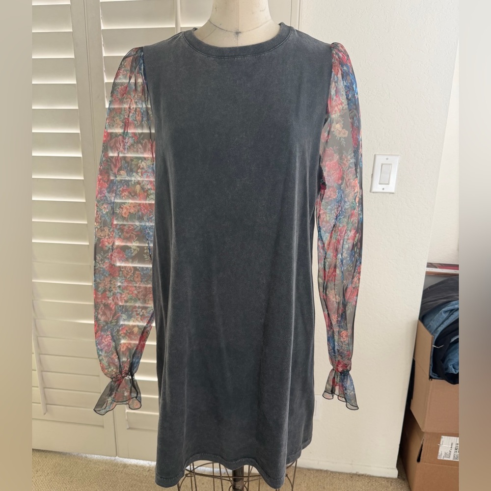 Sheer Sleeve Floral-Patterned Black T-shirt Dress